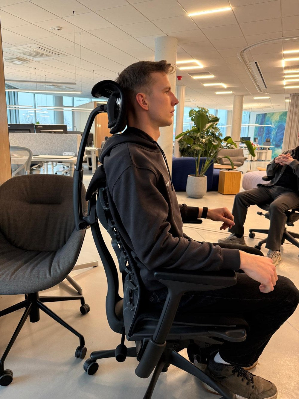 Lukas salone išbando „Herman Miller“ kėdę