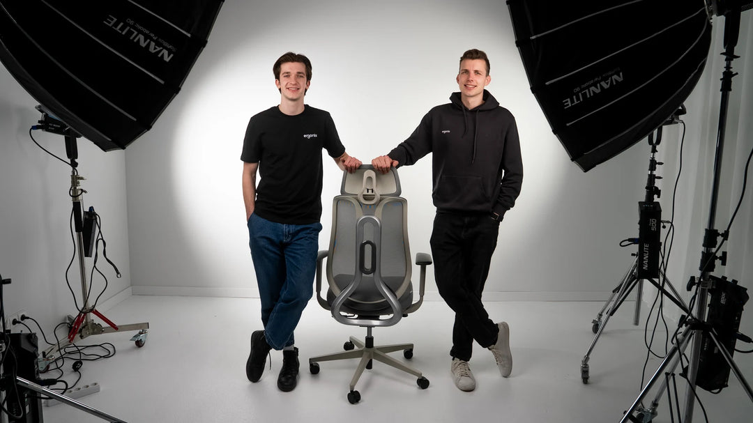 Ergonix įkūrėjai Gustas Šmulkštys ir Lukas Grigalis su OmniSit Pro kėde