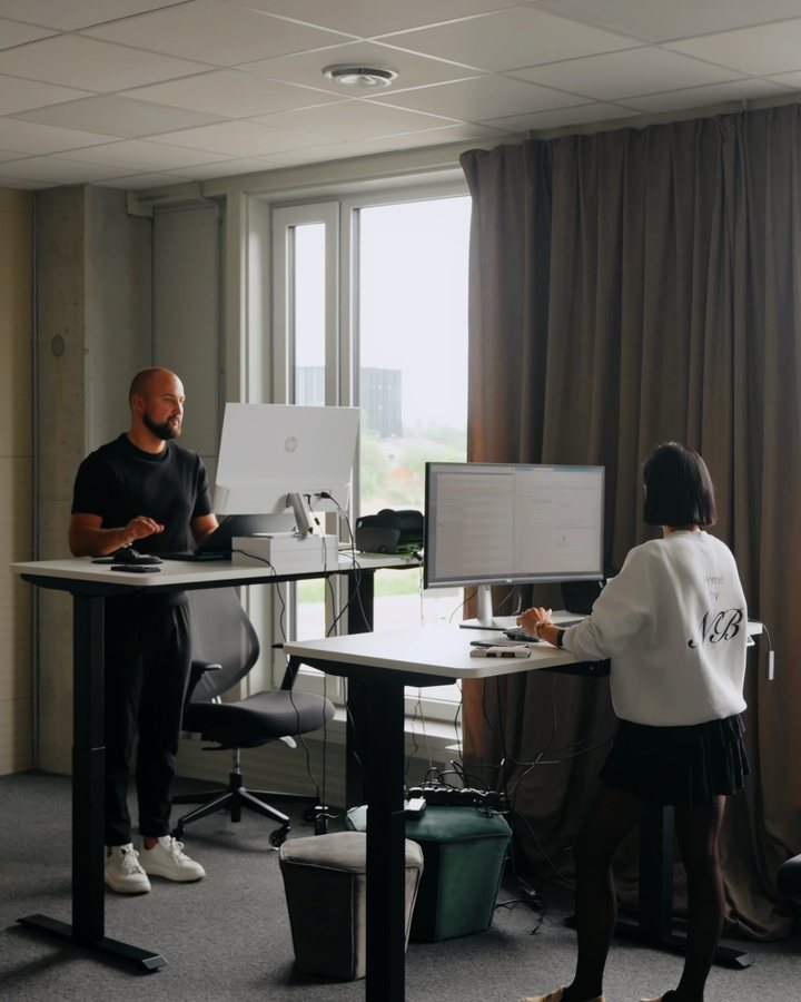Kontor OmniPRO 2.0 laudadega, inimesed töötavad seistes